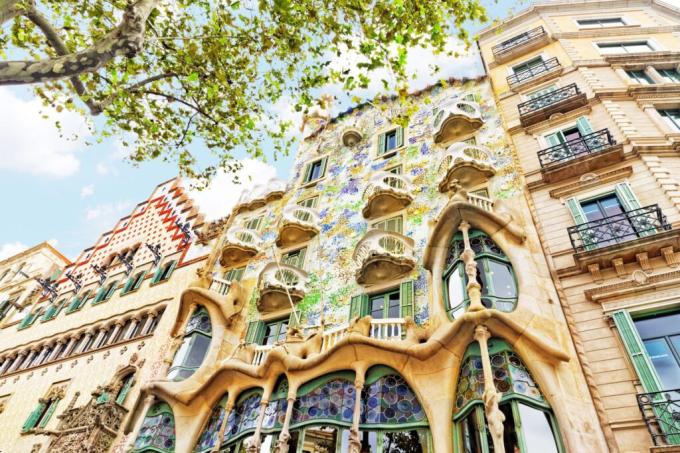 Barcelona: Gaudí's Masterpieces & Hidden Gems Tour